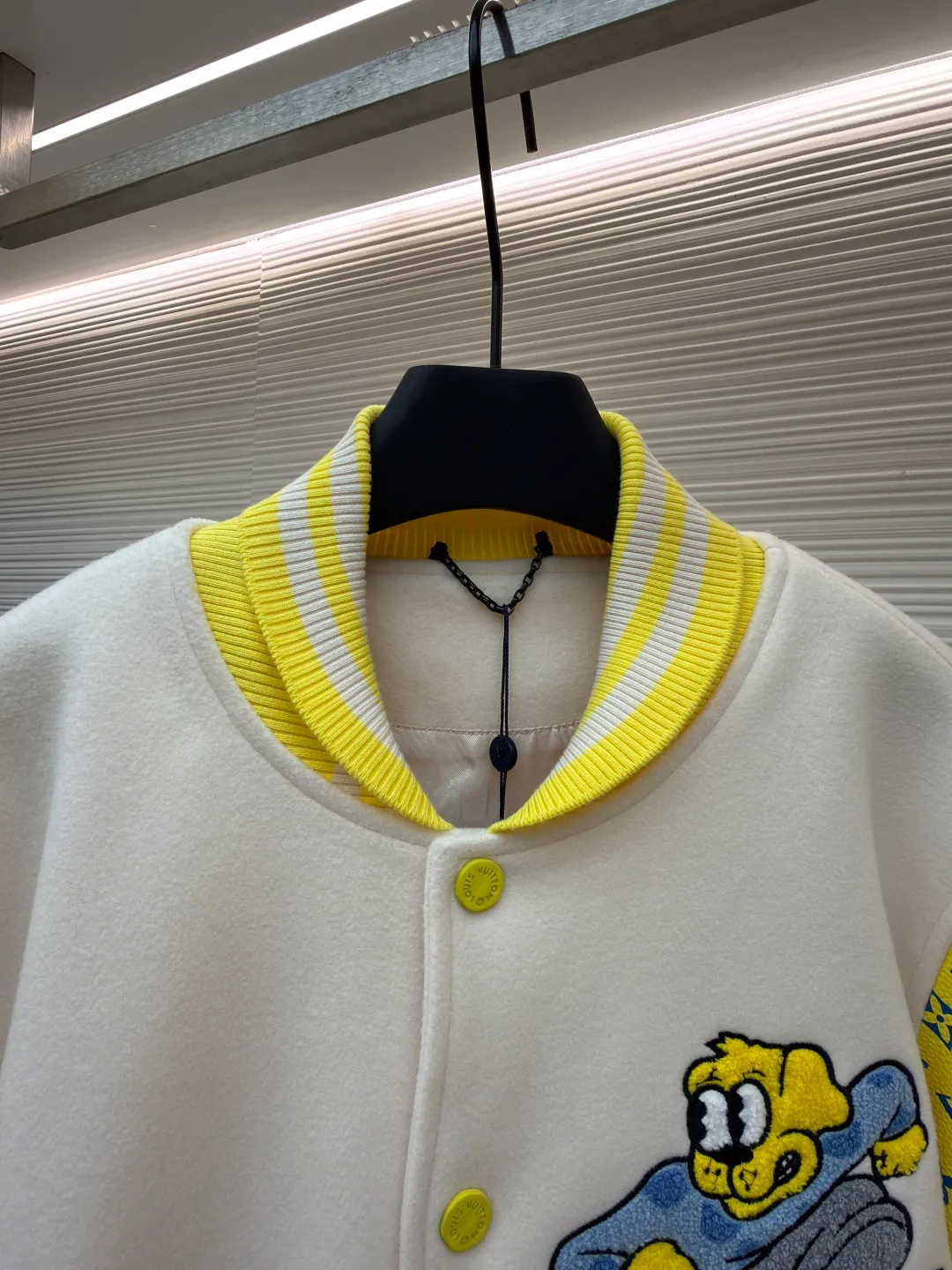 LOUIS VUITTON Cartoon polka dot dog embroidered all-over printed leather sleeves baseball jacket ●Original version: Purchased and developed by 35899 ●Item number: 1681207-C15 ●Fabric: cupro silk fabric ●Technology: embroidery process ●Color: yellow ●Version: fitted version ●Weight: about 1045 grams ●Size: S-M-L-XL ●Description: The polka-dot puppy towel stitch embroidery + cotton flat embroidery is composed of two sets of yarns of different sizes. The visual effect is more three-dimensional. It is matched with cupro silk + cotton blended lining, and is matched with a molded and customized aluminum alloy material with a logo spray-painted four-button buckle + a hanging plated back collar made of white copper and a white gold hardware chain. The sleeves are made of imported calfskin, and the back embroidery requires multiple processes to achieve the effect. The overall routing is straight and delicate, the fabric is comfortable and soft, and the colors are consistent without color difference. It can be matched with the same style to create a fashionable look and control various occasions. Customized accessories, complete with three standards, same style for men and women!